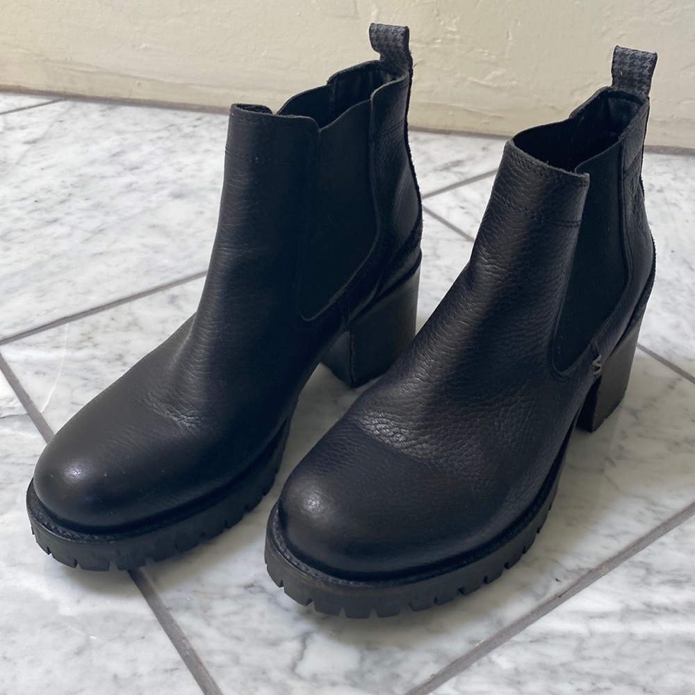 Women’s size 6.5/7 BULL BOXER Chelsea Boot